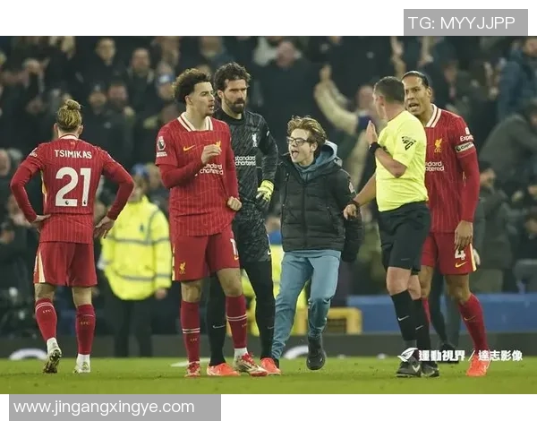 英超足球明星姐弟恋揭秘球场之外的甜蜜与挑战