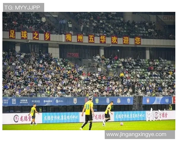 老足球明星重返赛场激情出场秀点燃球迷热情与怀旧情怀